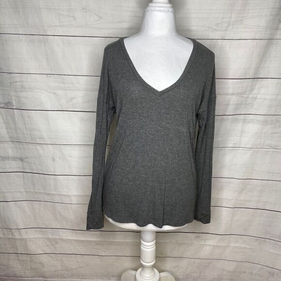 Beyond Yoga long sleeve gray v neck top small - Picture 2 of 8